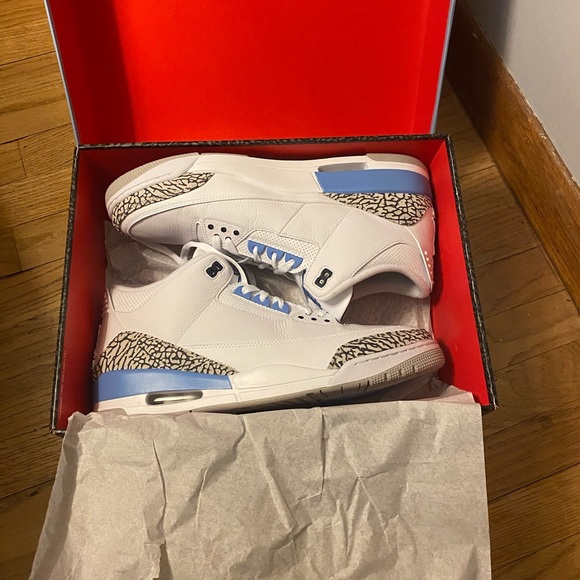 Sz 15 New Men’s UNC Air Jordans in ‘Valor Blue’ - Picture 2 of 3